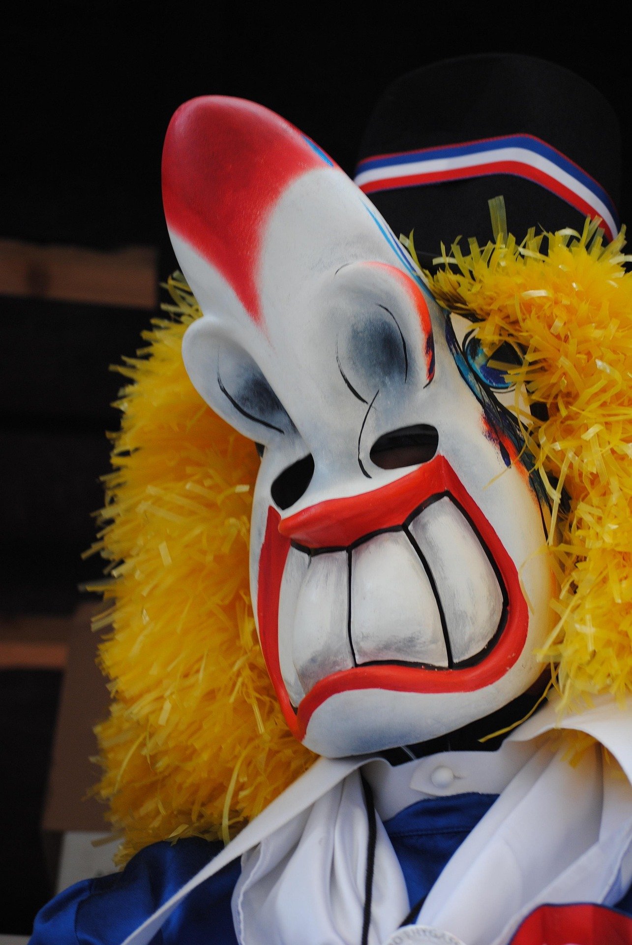 Basler Fasnacht Maske mit gelber Mähne