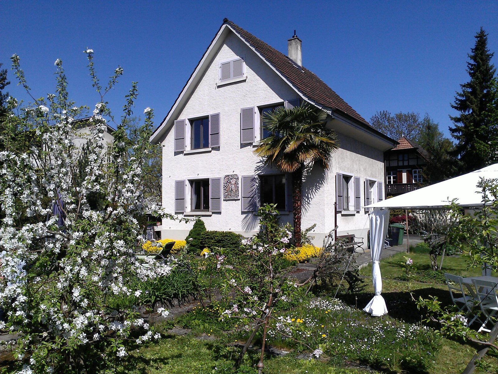 B&B Kalimera — Familienhaus mit Garten im Frühling