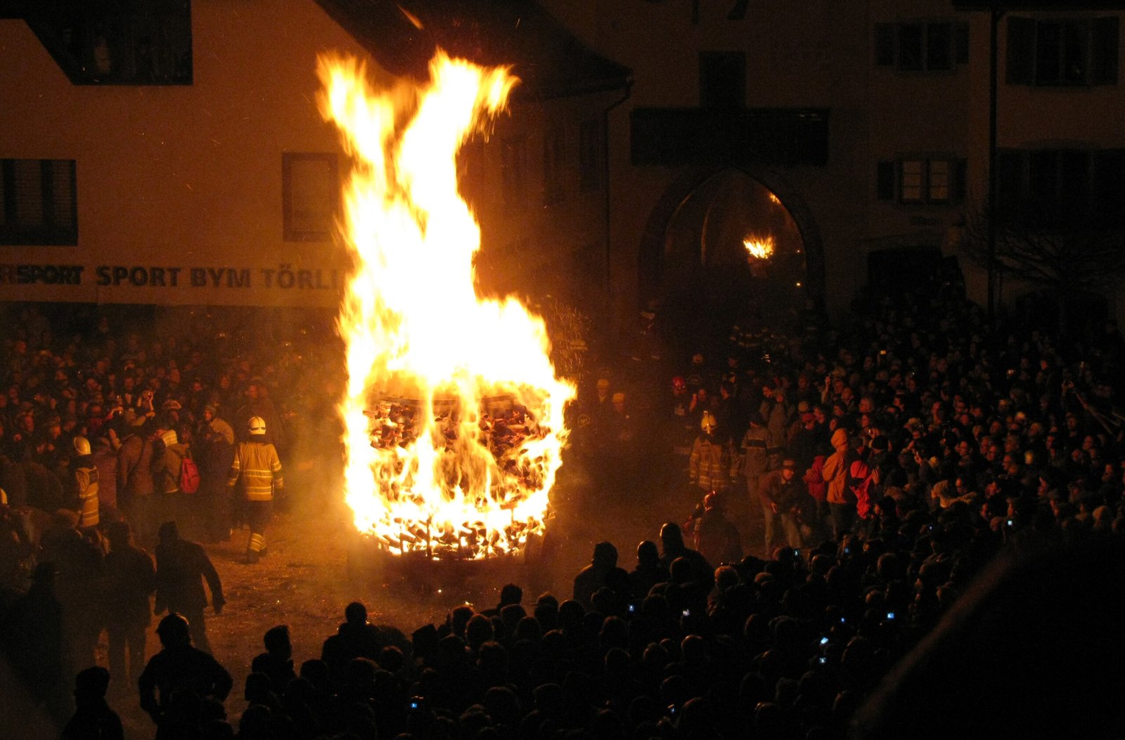 Chienbäse-Umzug in Liestal mit brennenden Holzbäumen und Funken