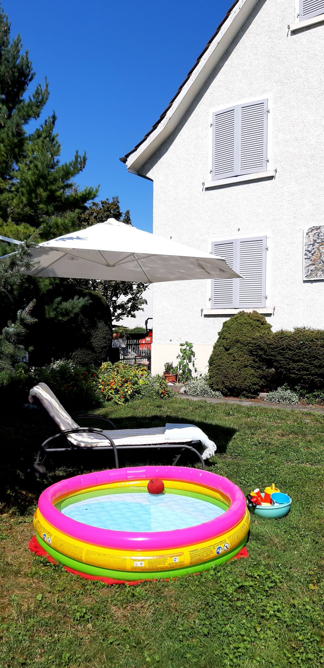 Erholungsbereich im Garten des B&B Kalimera