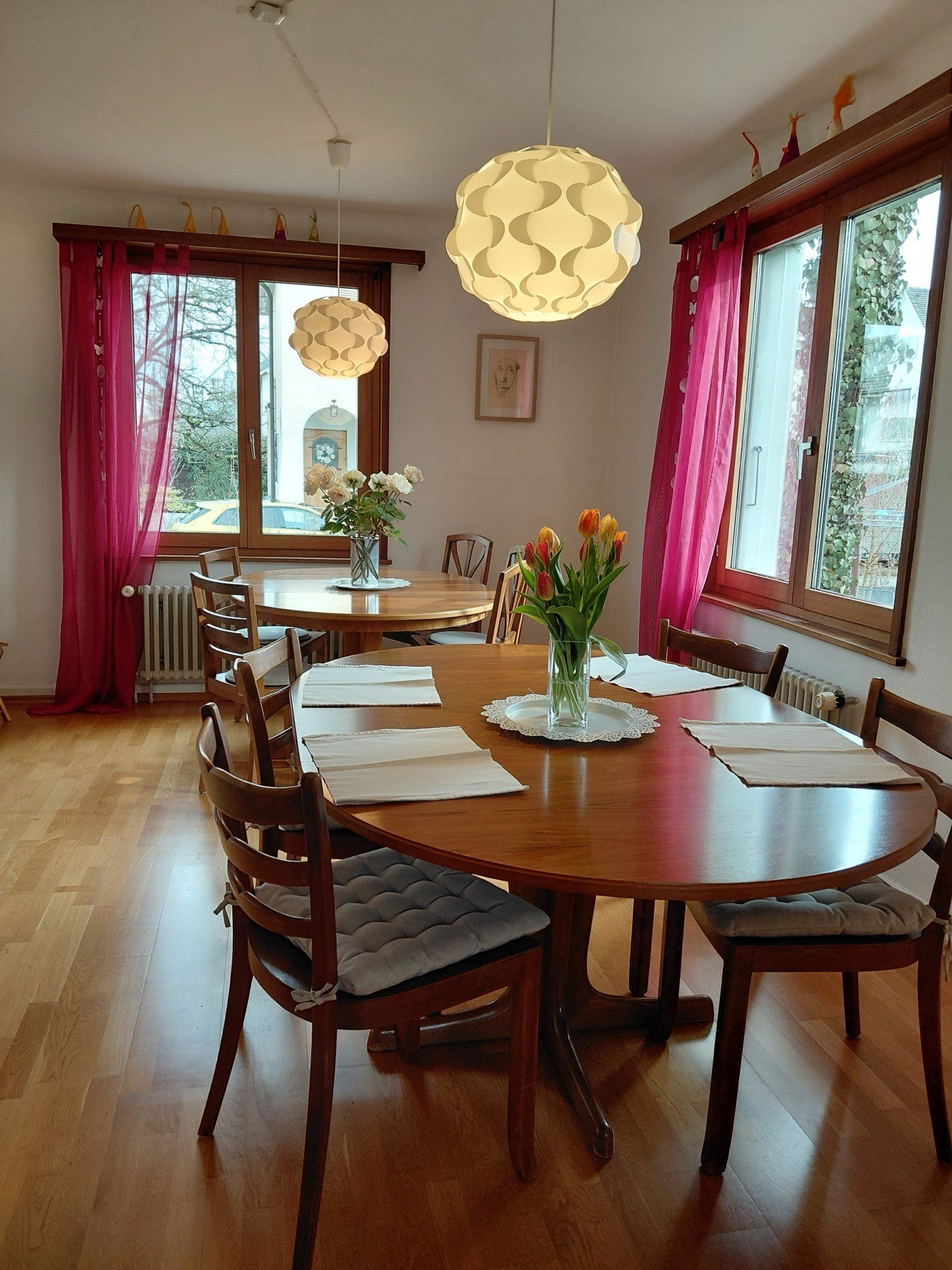 Esszimmer mit gedecktem Tisch und Tulpen im B&B Kalimera