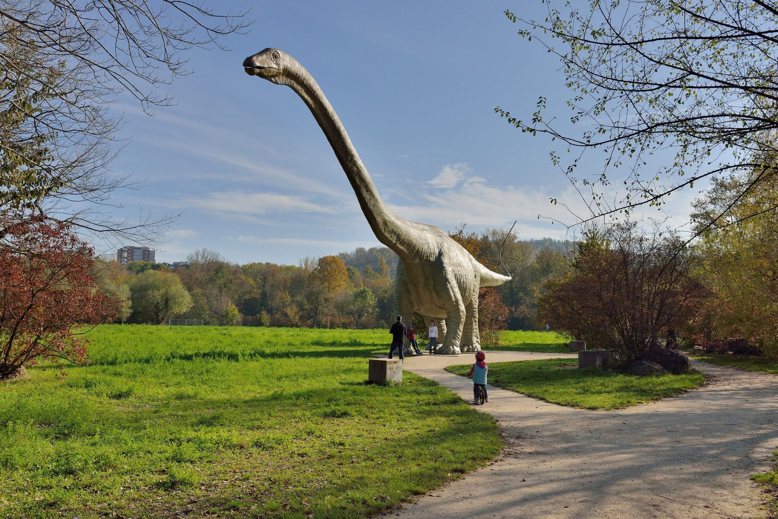 Grün80 — Park im Grünen mit Dinosaurier-Statue