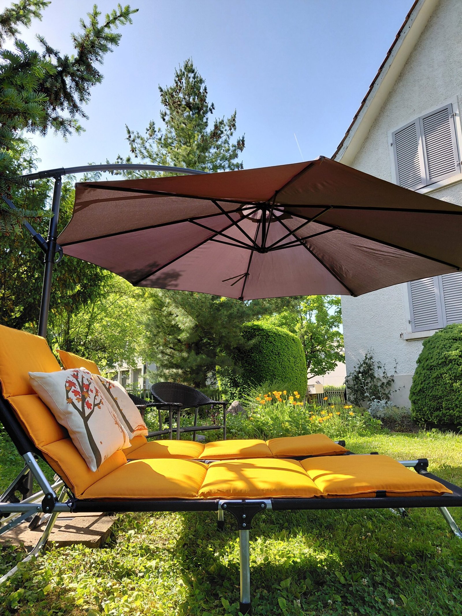 Liegestühle mit Sonnenschirm im Naturgarten des B&B Kalimera