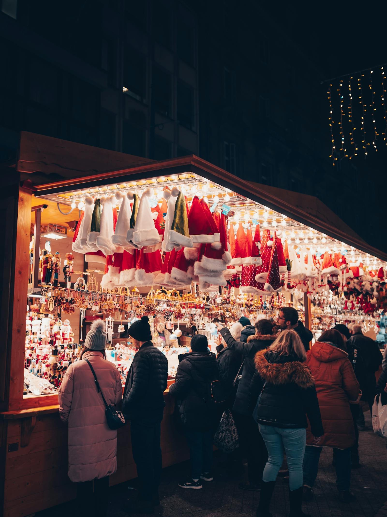 Weihnachtsmarkt mit festlich geschmückten Ständen