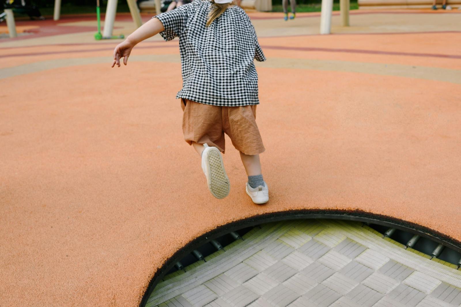 Kind springt auf einem Trampolin