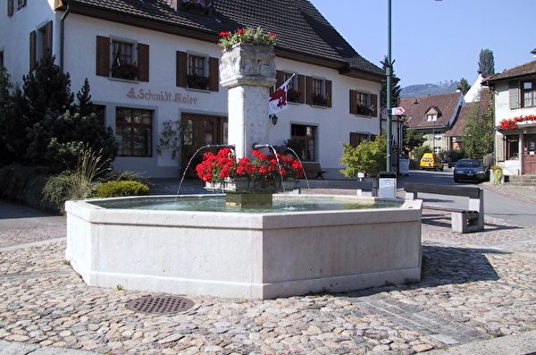 Dorfkern Pratteln mit historischem Brunnen