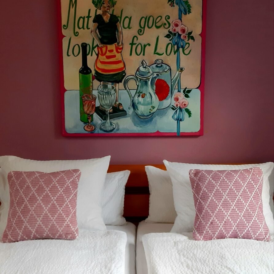 Doppelbett im lila Zimmer