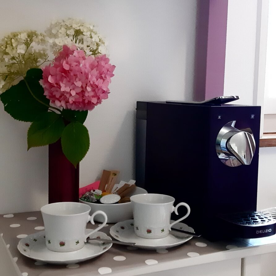 Kaffeemaschine im lila Zimmer