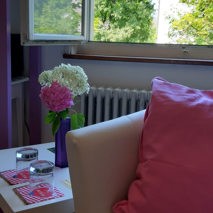 Sessel im lila Zimmer
