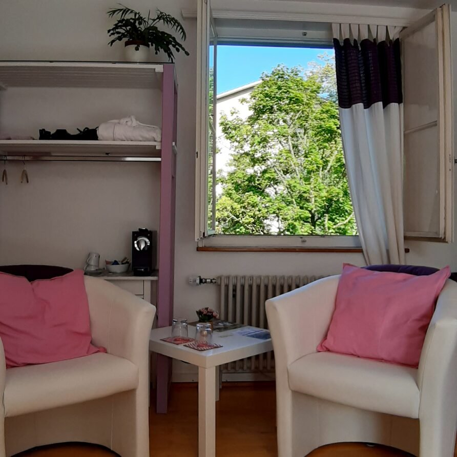Sitzecke im lila Zimmer